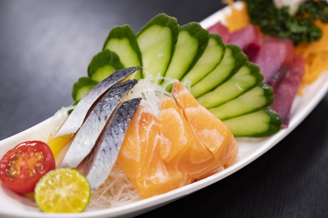 Pesce e verdure sono parti sane di una dieta chetogenica a basso contenuto di carboidrati