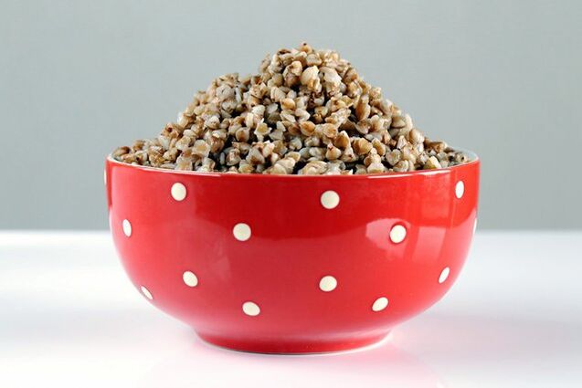 Il grano saraceno non salato cotto a vapore è il prodotto principale della dieta del grano saraceno