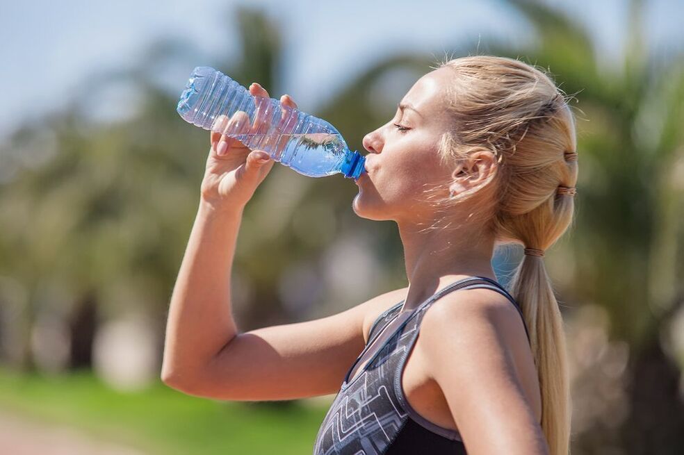 Bere abbastanza acqua per combattere l'obesità